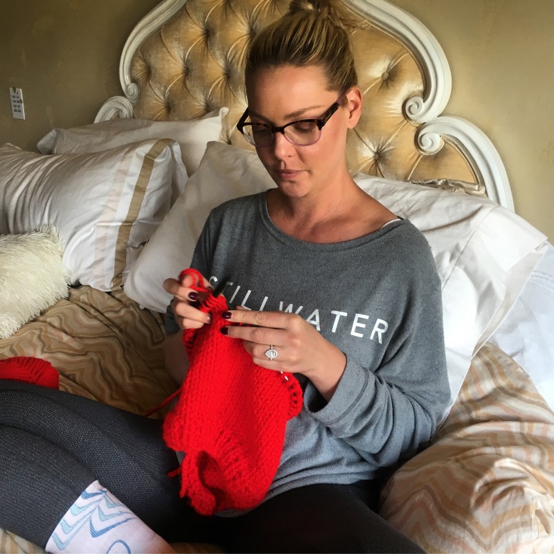 Katherine Heigl knitting an Azel Pullover