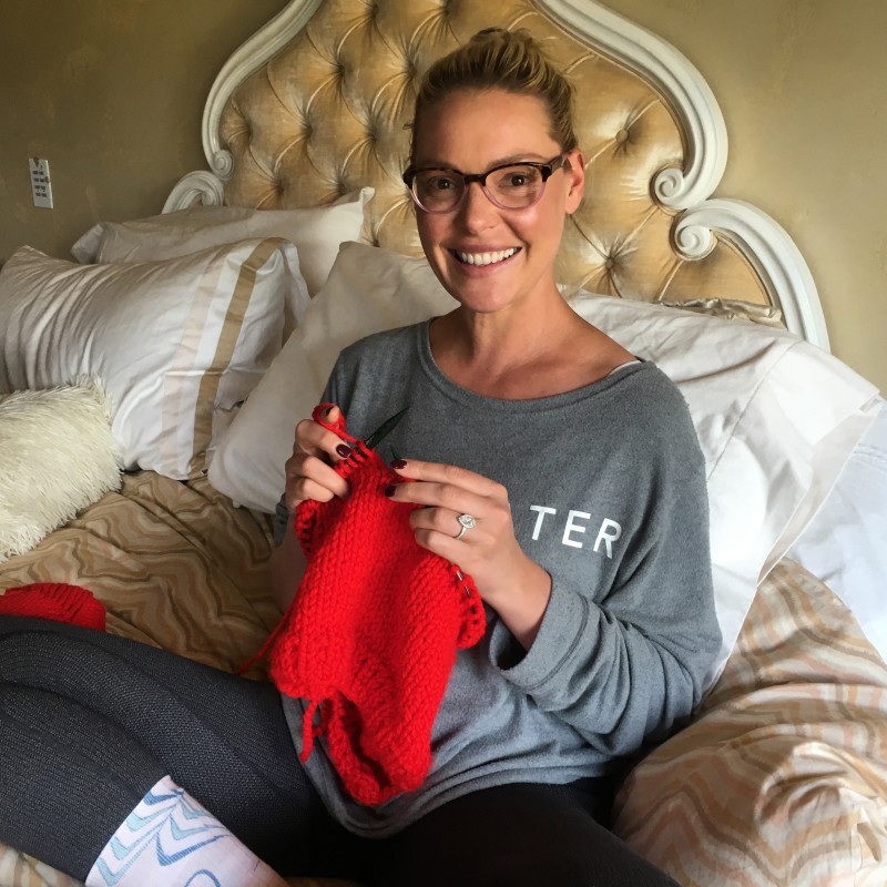 Katherine Heigl knitting an Azel Pullover