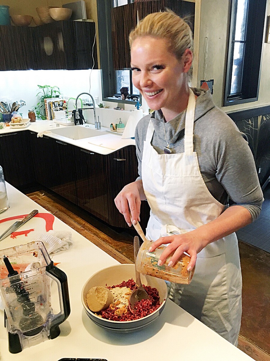 Katherine Heigl preparing Thanksgiving dinner