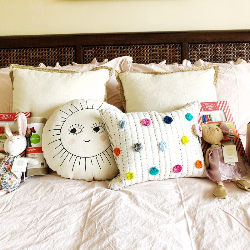 small decorative pillows for beds